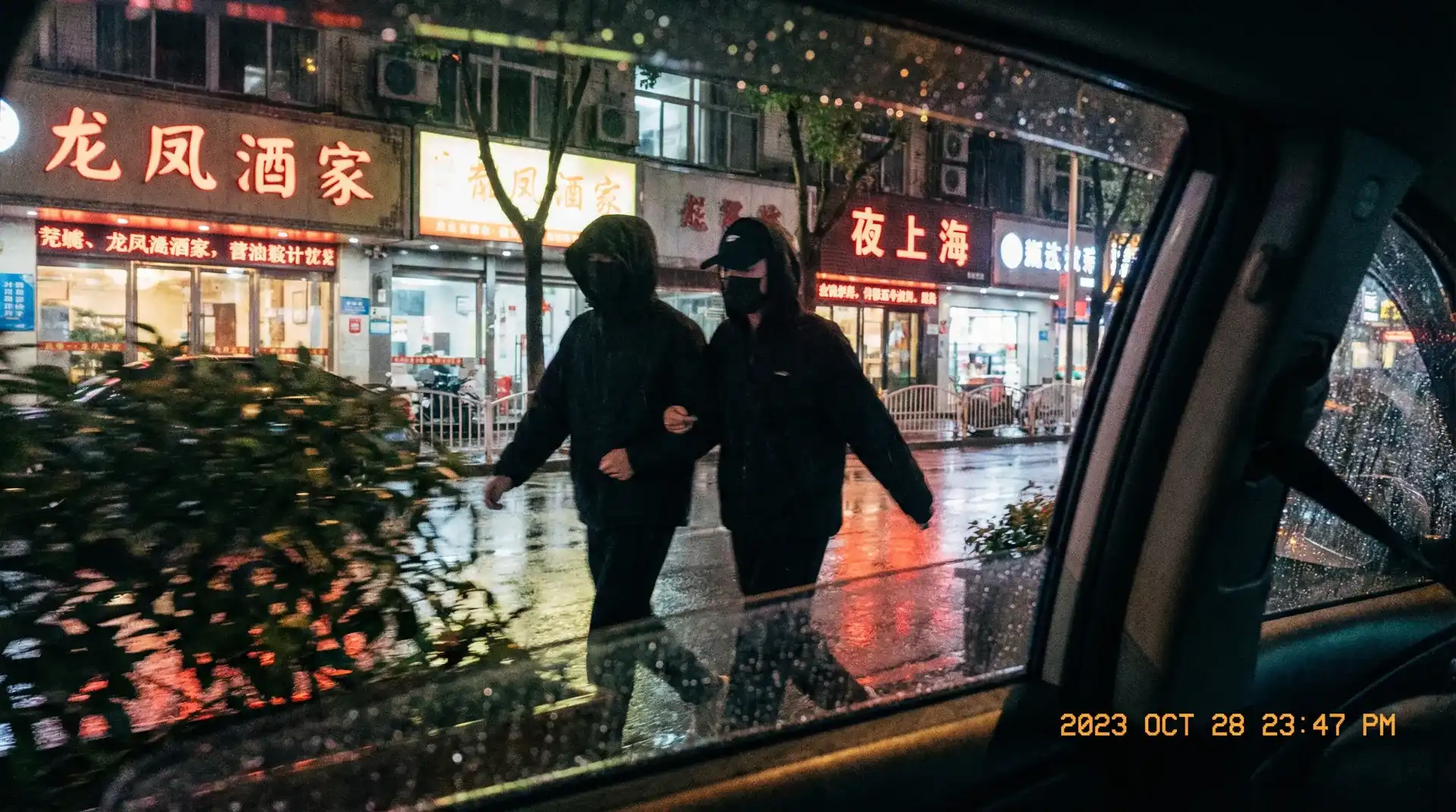 后妈裙 - 顶流明星深夜密会现场抓拍照片